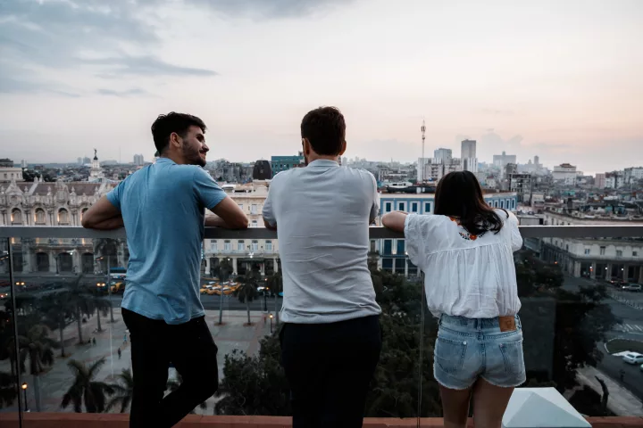 Personen vor Blick auf Havanna