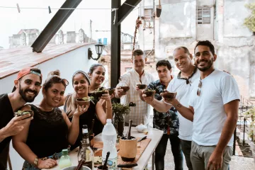 Eine Gruppe nimmt an einem Cocktailworkshop in Havanna teil