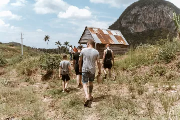 Menschen wandern im Viñalestal