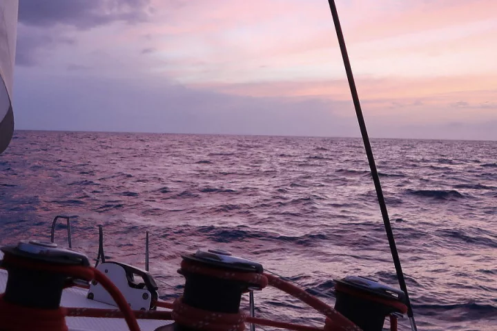 Segelboot im Sonnenuntergang in Kuba