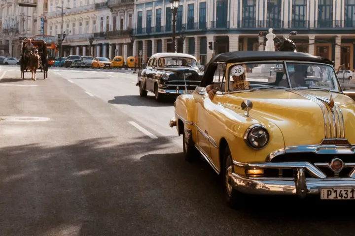 Ein Oldtimer fährt durch die Straßen der kubanische Hauptstadt Havanna in Kuba.