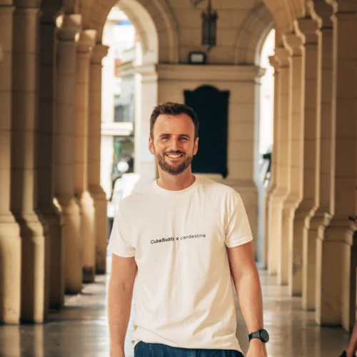 Der Gründer und Geschäftsführer von Cuba Buddy steht in Havanna